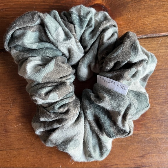 Chelsea King Scrunchie - Picture 2 of 6